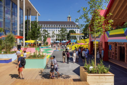 Z  jedné strany seriózní  architektura pinakotkéky, z druhé dětský kout(ek). (Morag Myerscough, FLUX - oživení veřejného prostoru v Mnichově)