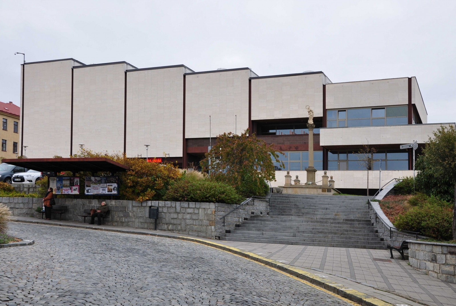 Kulturní dům v Uherském Brodě, čp. 2187 (František Jelínek, Jiří Zniszczol, 1978–1985) Divadlo pracujících Most, čp. 15 (Ivo Klimeš, 1979–1985) © Petr Vorlík