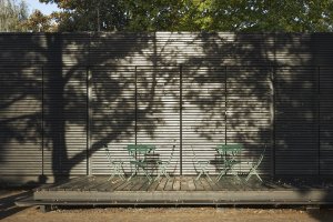 Černá verze v módu "zavřeno" (Občerstvení U Prutu, Prokš Přikryl architekti)