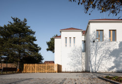 Rekonstrukce mateřské školy Polánka, ateliér CL3: Budova mateřské školy se do ulice obrací jako jednoduše členěný patrový objekt, směrem do zahrady je její silueta členitější