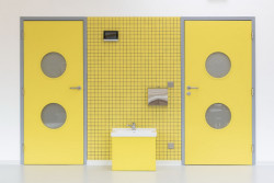 Škola a školka v Letech, Architekt Ondřej Tuček: Světlé interiéry doplňují barevné prvky.