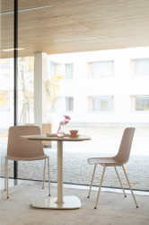 Židle puc od Wiesner-Hager má elegantní nadčasový design, který zapadne do jakéhokoli prostředí