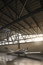 Laminát propouští světlo také dovnitř (Hangár ve Zbraslavicích, Studio Raketoplán)