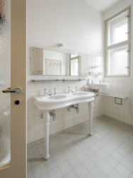 V domě se například zachovala původní koupelna s obklady RAKO, jedná se o bílé obkládačky 15 x 15 cm s jednou či dvěma klopenými hranami  na stěnách a šedými dlaždicemi 15 x 15 cm na podlaze