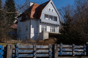 Investorem celkem pěti prvních vil byl zdejší továrník, který kolonii pojmenoval Liebiegsche Kleinkinderland - Liebiegova země pro děťátka.