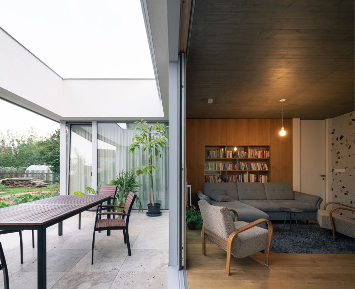 Takto se propojuje obývací pokoj s terasou v největším atriu. (Dům s atrii v Nedvědicích, AOSI)