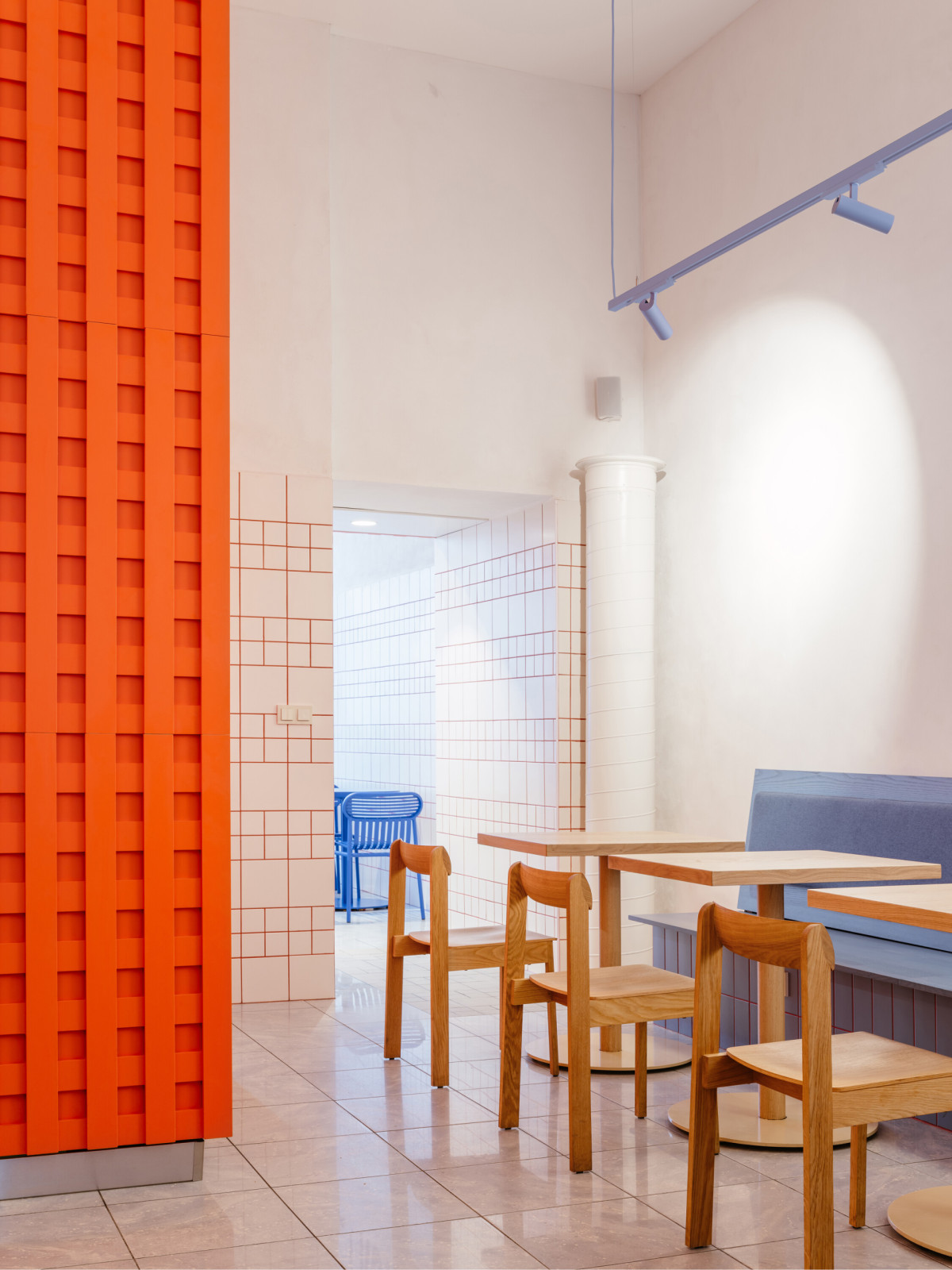 Interiér kombinuje výrazné barevné akcenty s jednoduchou materiálovou paletou. (The Kimchi; SOA architekti)