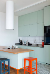 Kuchyně - tady architekti zrušili přístup do technické místnosti a otočili ji. (Interiér domu v Lysolajích, Amulet architekti)