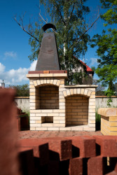 V moderní době se jeho použití rozšířilo do mnoha dalších oblastí díky jeho technickým vlastnostem, ale taky proto, že působí vizuálně atraktivně.