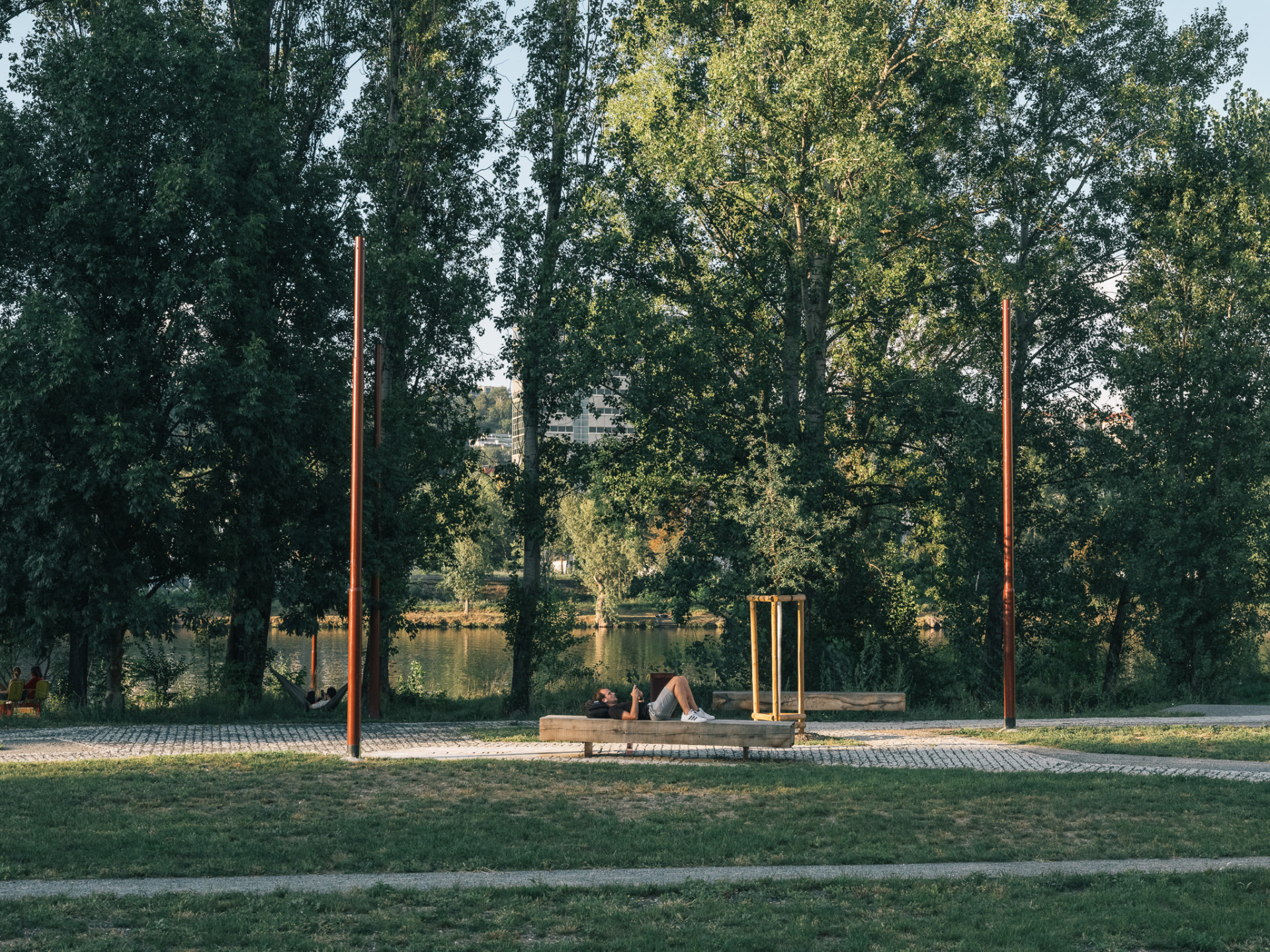 Lampy, odpadkové koše či zábradlí jsou zase z kovu. (Park U Vody v Praze-Holešovicích, YYYY)