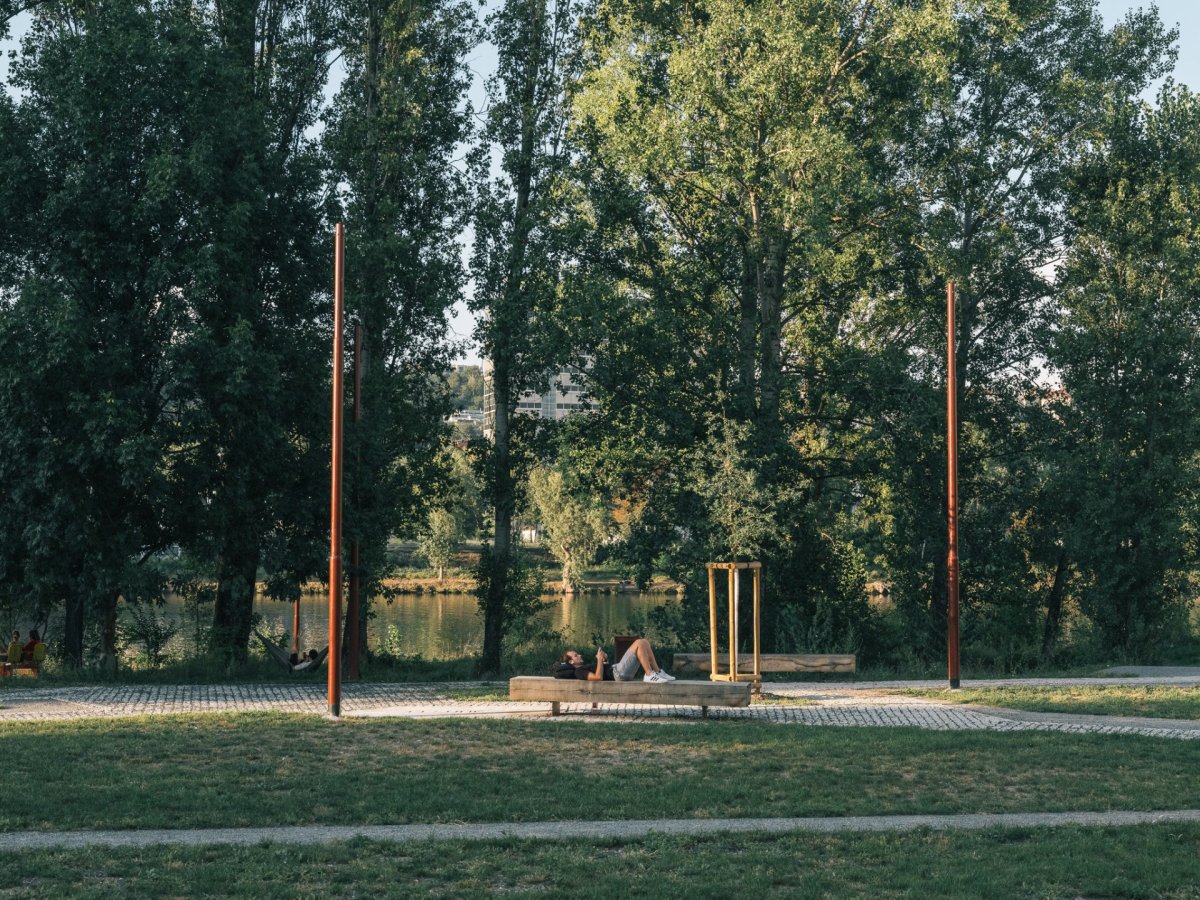 Lampy, odpadkové koše či zábradlí jsou zase z kovu. (Park U Vody v Praze-Holešovicích, YYYY)