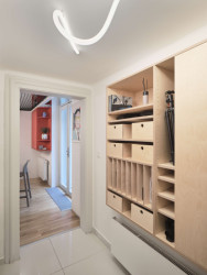 Jedna z vestavných skříní, kterou jako celý byt navrhlo hurá studio (Bydlení na 37 metrech čtverečních; hurá studio)