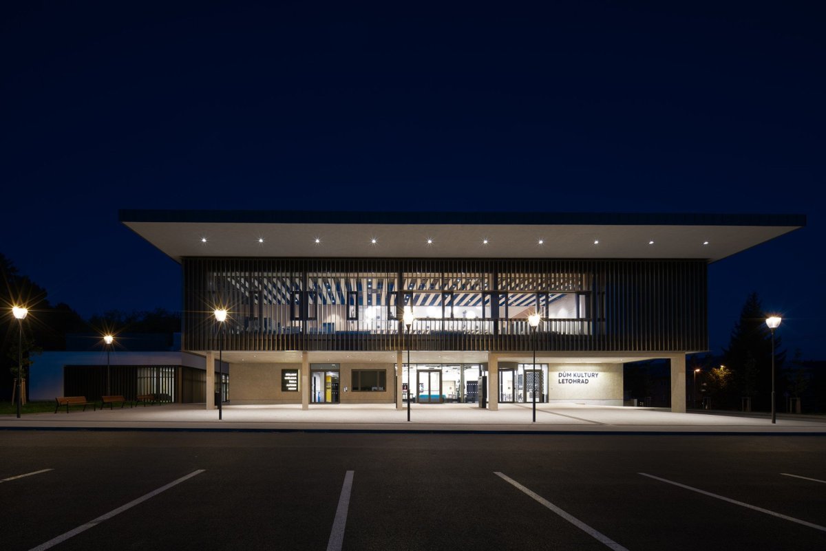 Vstupy do kulturního domu i ZUŠ získaly nově krytí v podobě přístavby s střešním přesahem. (Rekonstrukce Kulturního domu v Letohradě; architekti.in)