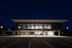 Vstupy do kulturního domu i ZUŠ získaly nově krytí v podobě přístavby s střešním přesahem. (Rekonstrukce Kulturního domu v Letohradě; architekti.in)