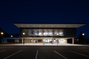 Vstupy do kulturního domu i ZUŠ získaly nově krytí v podobě přístavby s střešním přesahem. (Rekonstrukce Kulturního domu v Letohradě; architekti.in)
