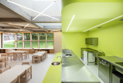 Vybavení tříd je převážně neutrální, výrazné barvy  se do prostoru promítají jen v určitých zónách. (Mateřská škola ve Fulneku od XTOPIX)