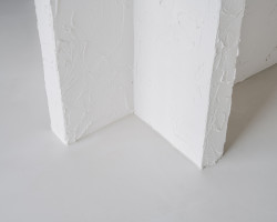 Jaromír Krobot navrhl interiér bytu, ve kterém dominují přiznané pálené cihly, beton a hrubé omítky