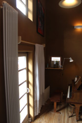 Cena realizace a materiálu dohromady za metr čtvereční se pohybuje v rozmezí 1 500-2 500 Kč dle složitosti.