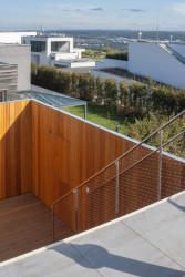 Relaxační terasa (Rodinný dům v Radotíně, System Recovery Architects)