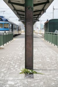 Z tisíce deportovaných přežilo pouze 13 osob. (Památník zmizelých, atelier RAW)