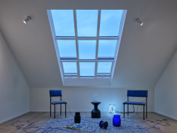 Bydlet se v domě ale dá nově také v jeho podkroví. (Rekonstrukce pavlačového domu v Praze-Nuslích, Plus One Architects) 