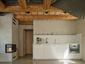 Součástí hlavního obytného prostoru je i kuchyně. (Bukovanský domeček; SENAA architekti)