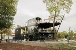 Pochozí terasy se otvírají do přilehlé přírody. Před slunce je chrání částečné zastínění.