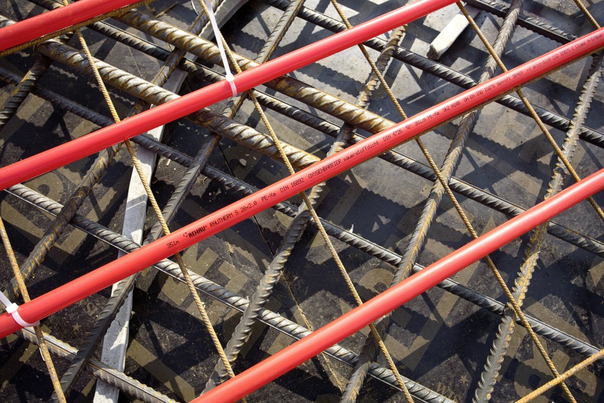 BKT je zkratka pro Beton Kern Temperierun, v překladu temperování betonového jádra. Chování systému lze přirovnat k silným zdem historických domů, ty díky své tloušťce dovnitř nepropouští zimní mrazy a v létě horko.