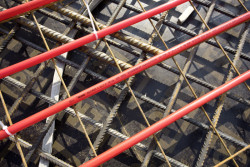 BKT je zkratka pro Beton Kern Temperierun, v překladu temperování betonového jádra. Chování systému lze přirovnat k silným zdem historických domů, ty díky své tloušťce dovnitř nepropouští zimní mrazy a v létě horko.