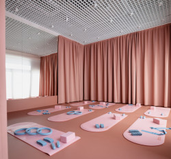 Body & mind zóna, kde si lze užít lekce pilates, jógy či barre. (Coworkingový prostor MIMAMI BY architects)