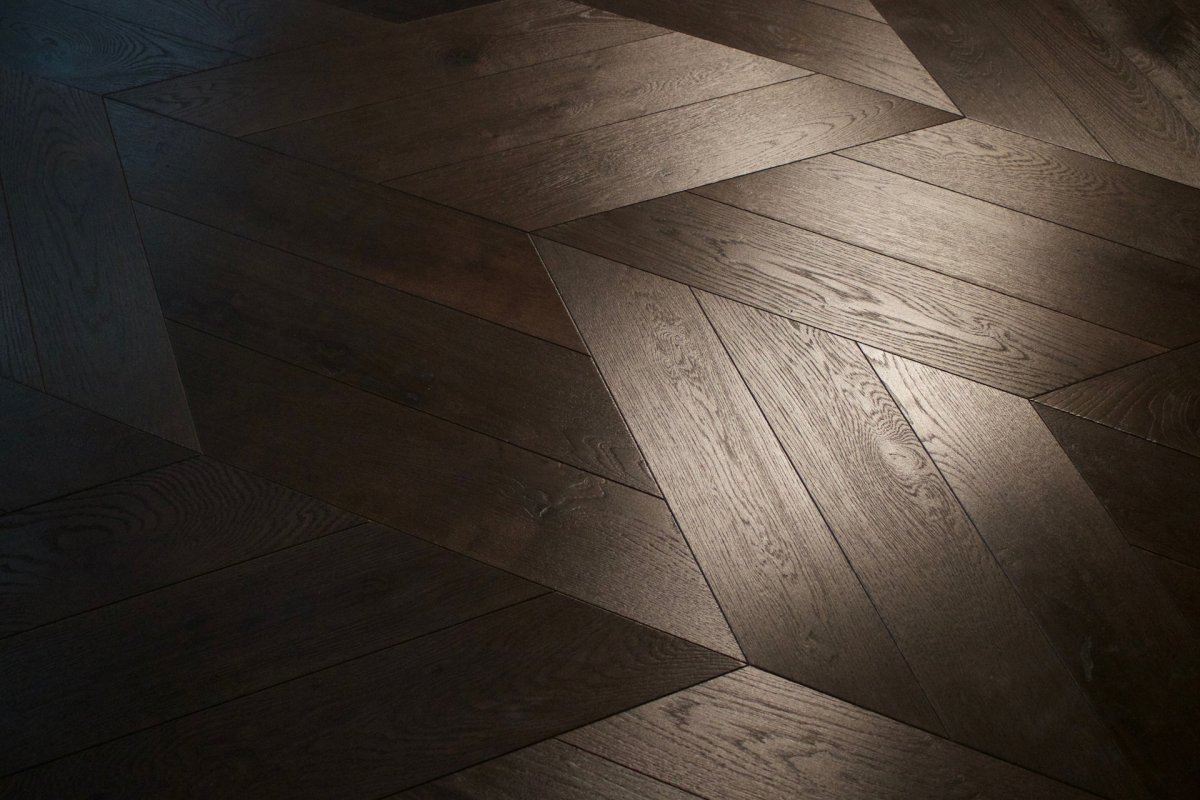 Geometricky řešené vzory pokládky dávají možnost utvářet rytmus, optiku i funkční členění interiéru.