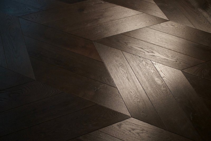 Geometricky řešené vzory pokládky dávají možnost utvářet rytmus, optiku i funkční členění interiéru.