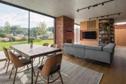 Stejný cihlový pásek jak na fasádě se používá i v interiéru. (Cihlový dům v Pardubicích; architekti Jakub Dvořák a Michal Bílek)