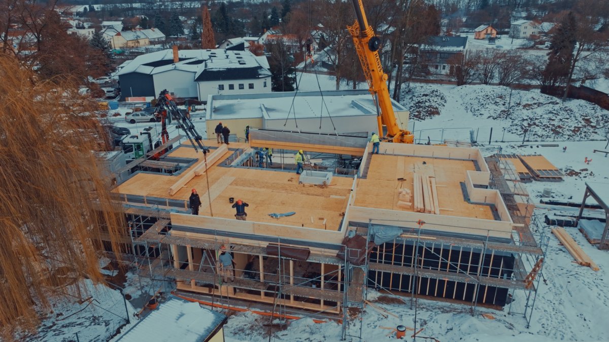 Stavba kombinuje CLT a sendvičové panely