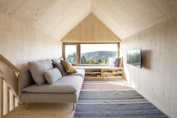 V druhém nadzemním podlaží se nachází malá „zašívárna“. (Chata v Kořenově, Facha architekti)