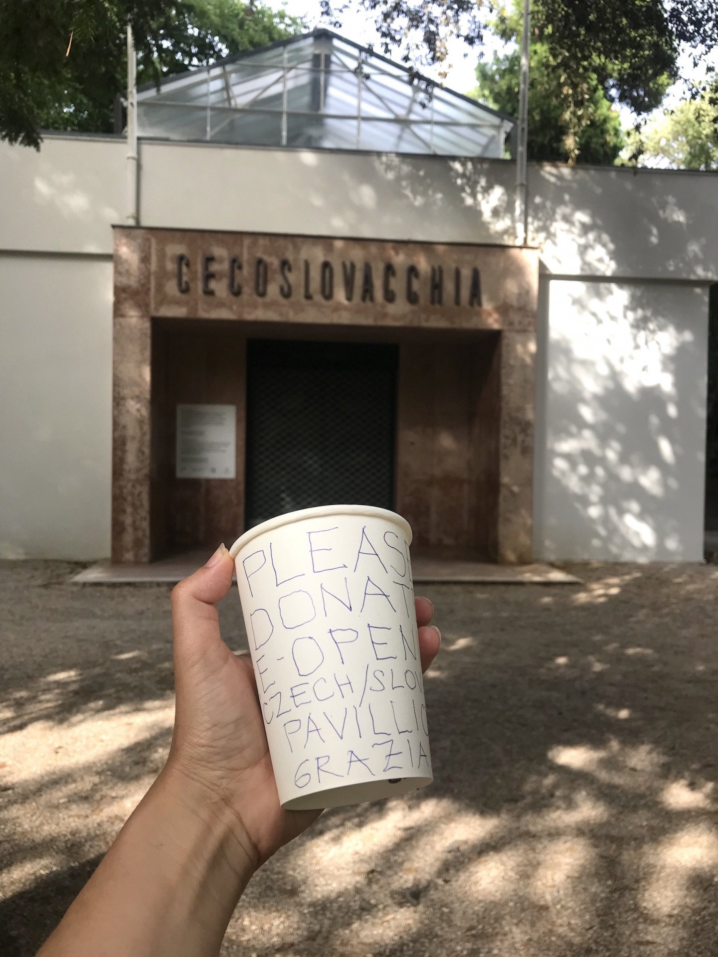 Please donate! Spontánní happening Marcely Steinbachové a Karolíny Vránkové před zavřeným pavilonem. Foto: Karolína Vránková