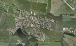 Hostivice u Prahy, 2002. Hostivice jsou městečko 4 km od hranice Prahy, které vzniklo spojením několika menších obcí. V roce 2002 tu žilo 4 800 osob. Asi nejznámnější obyvatel je někdejší středočeský hejtman David Rath, usvědčený z korupce, který tu schovával miliony v krabici od vína.