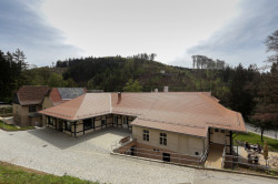 Severní pohled na budovu bývalé lázeňské prádelny a kotelny, z níž byl vybudovaný bezbariérový přístup. (Sluneční lázně v Luhačovicích, TRANSAT architekti)