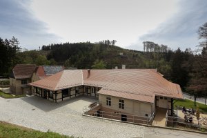 Severní pohled na budovu bývalé lázeňské prádelny a kotelny, z níž byl vybudovaný bezbariérový přístup. (Sluneční lázně v Luhačovicích, TRANSAT architekti)