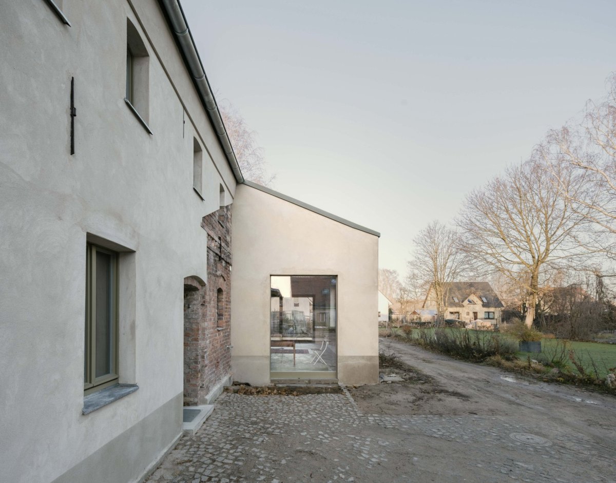 Přístavba připojená na kočárovnu slouží jako hlavní obytný prostor. (Rodinný dům s ateliérem, Helga Blocksdorf Architektur)
