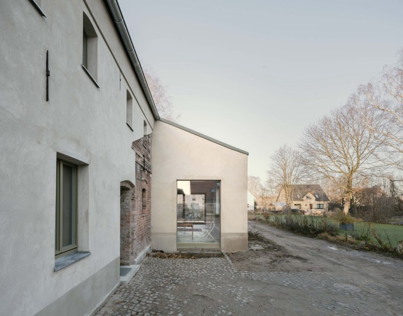 Přístavba připojená na kočárovnu slouží jako hlavní obytný prostor. (Rodinný dům s ateliérem, Helga Blocksdorf Architektur)