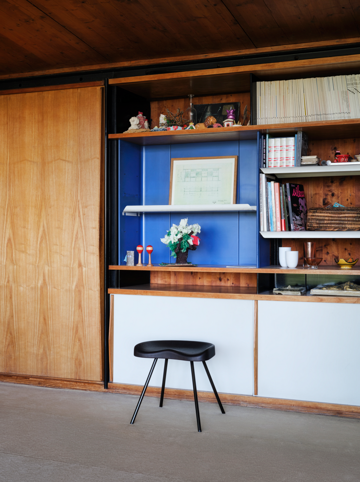 Stolička Tabouret N° 307, design: Jean Prouvé, 1951 - v interiéru domu Jeana Prouvé v Nancy