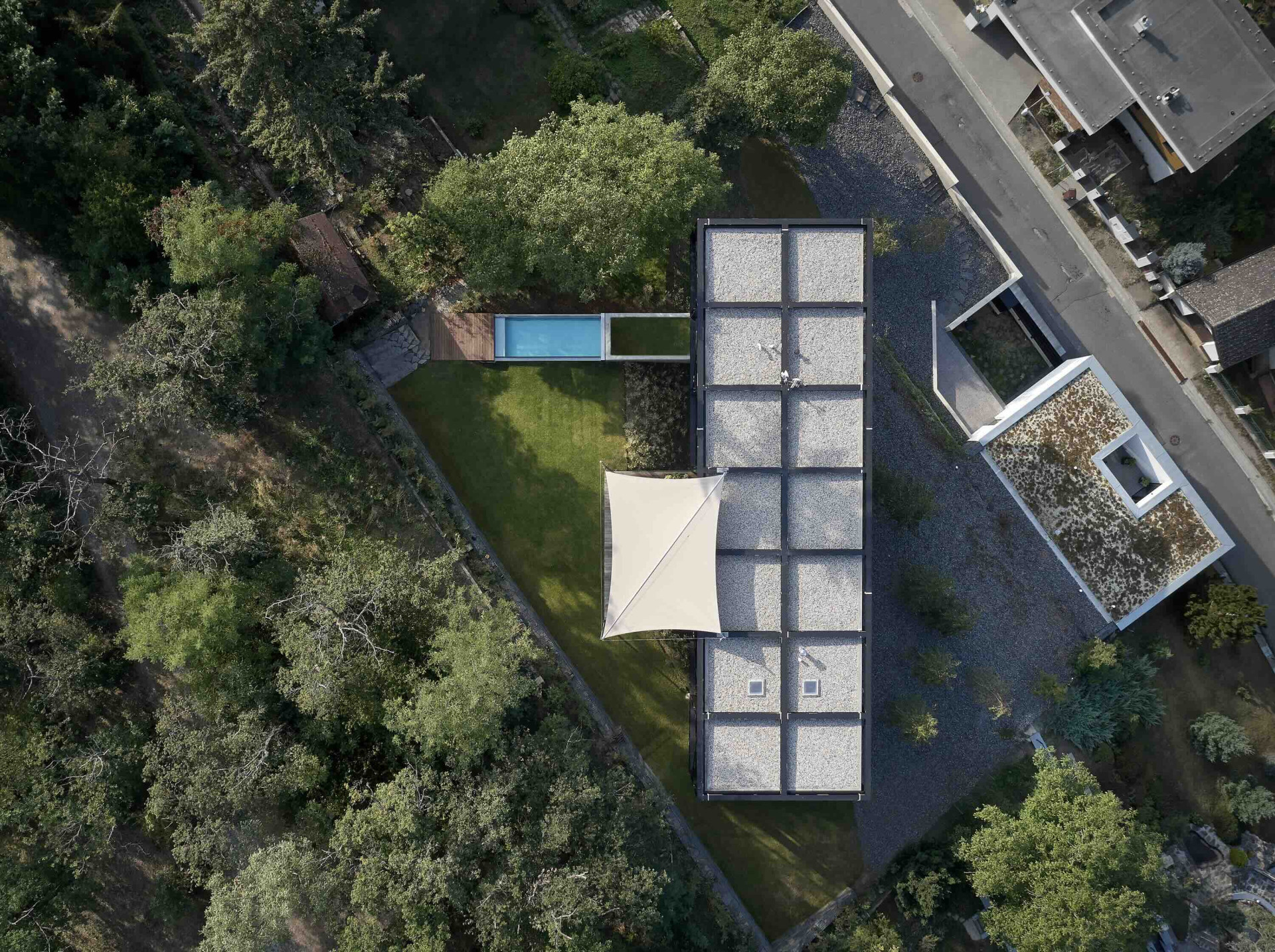 Cílem bylo vytvořit rodinný dům otevřený slunci, pozemek ale byl orientovaný na sever. (Vila Sidonius ve Středočeském kraji, Stempel & Tesar architekti)