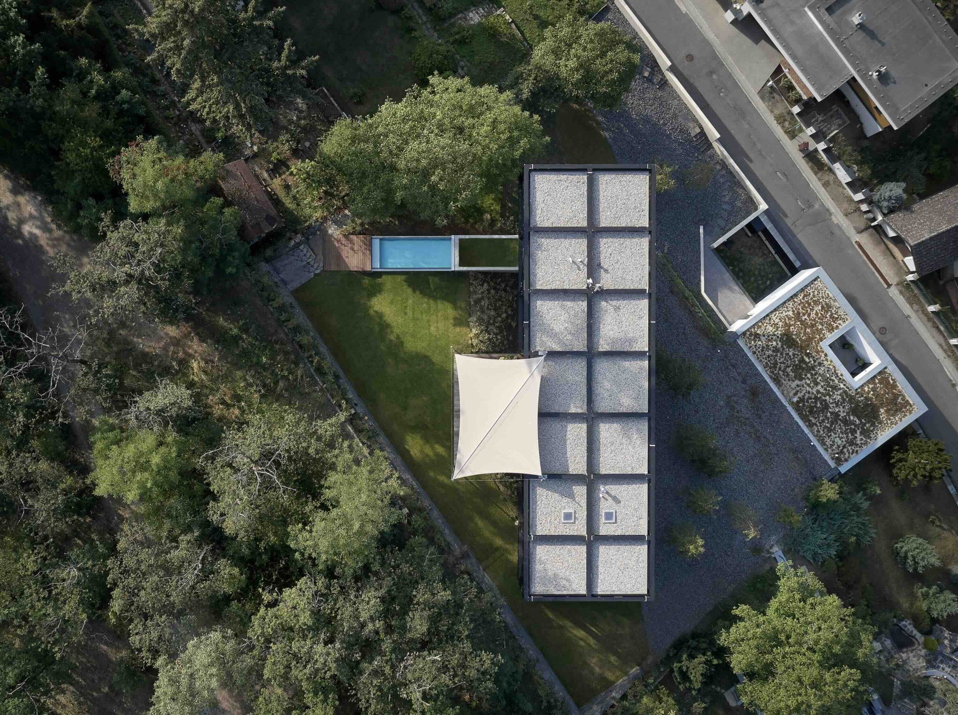 Cílem bylo vytvořit rodinný dům otevřený slunci, pozemek ale byl orientovaný na sever. (Vila Sidonius ve Středočeském kraji, Stempel & Tesar architekti)