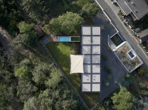 Cílem bylo vytvořit rodinný dům otevřený slunci, pozemek ale byl orientovaný na sever. (Vila Sidonius ve Středočeském kraji, Stempel & Tesar architekti)