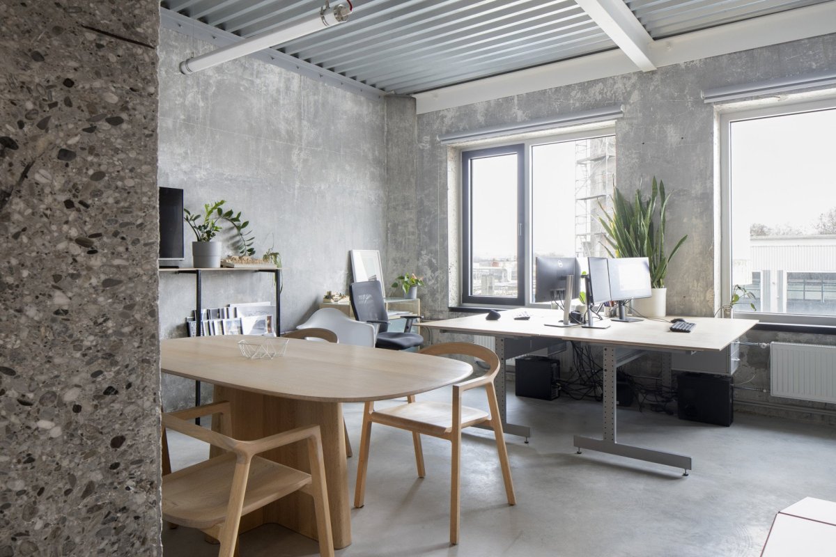 Interiér vlastního ateliéru, LINEAR: Železobetonová konstrukce původní stavby zůstala odhalena
