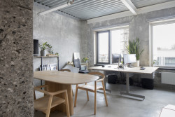 Interiér vlastního ateliéru, LINEAR: Železobetonová konstrukce původní stavby zůstala odhalena