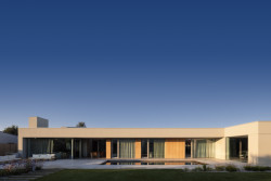 „Pracujeme s jednoduchou materialitou, necháváme vyznít samotnou strukturu domu a hru světla na čistých plochách,“ říkají architekti