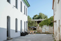 Zvenku stavba získala zpět své původní proporce. Obnovila se zazděná okna i jejich obloukové překlady, které jsou pro industriální stavby z 19. století charakteristické. (Komunitní centrum ve Strakonicích, Ateliér VAS)