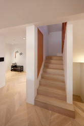 Pohled na schodiště (Přestavba rodinného domu v Ostrovačicích, INK ARC)